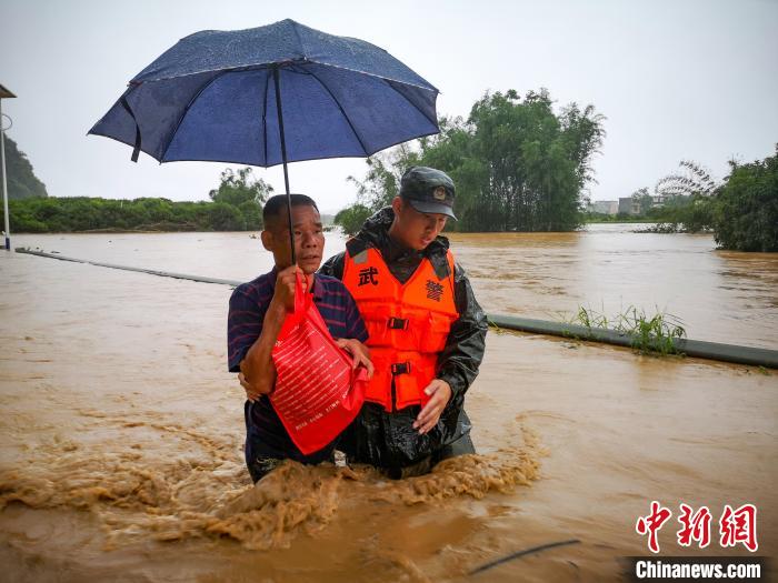广西桂林强降雨多地民众被困 消防武警紧急救援