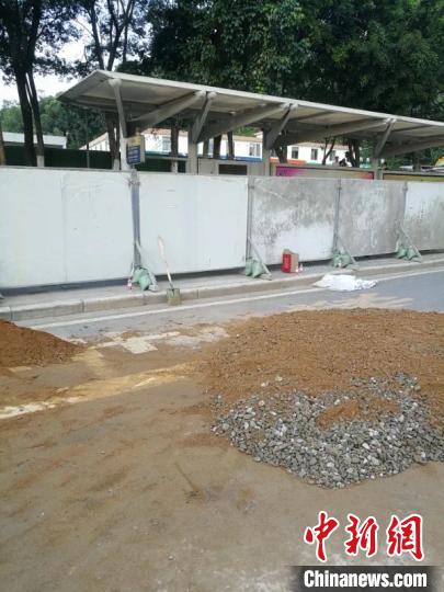 广州番禺大道北发生地陷初判为雨水冲刷水土流失所致