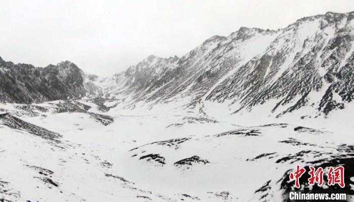 新疆边防官兵巡逻时发现“雪山之王”——雪豹（图）