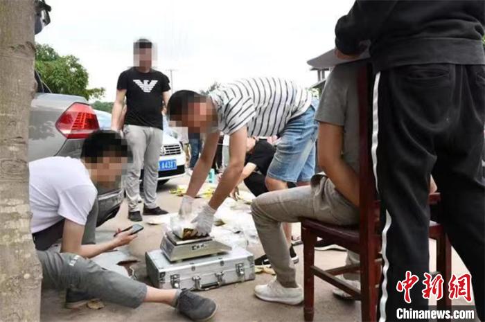 四川内江破获一起特大贩毒案抓获违法犯罪嫌疑人13人