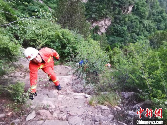山西灵石：驴友穿越山区坠崖救援持续13个小时