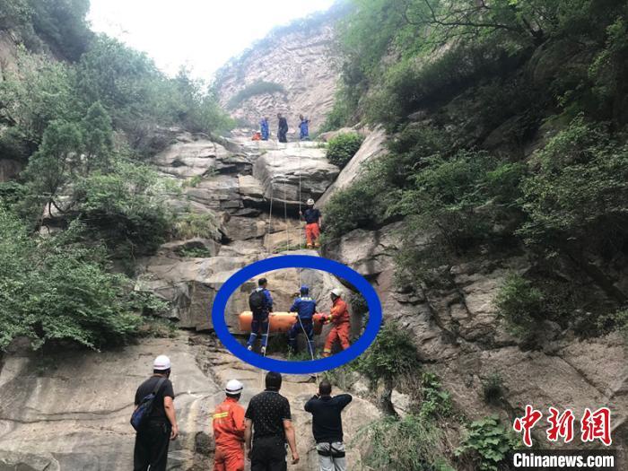 山西灵石：驴友穿越山区坠崖救援持续13个小时
