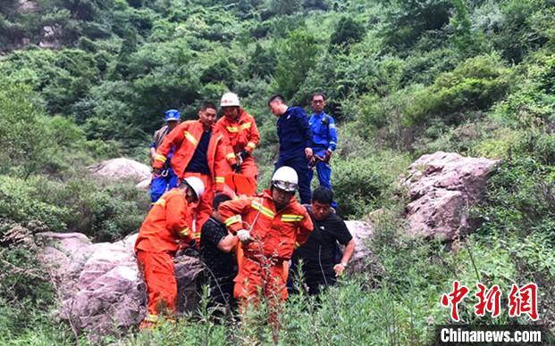 山西灵石：驴友穿越山区坠崖救援持续13个小时