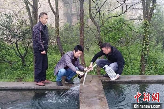 通讯：藏在资料袋里的脱贫致富路（图）