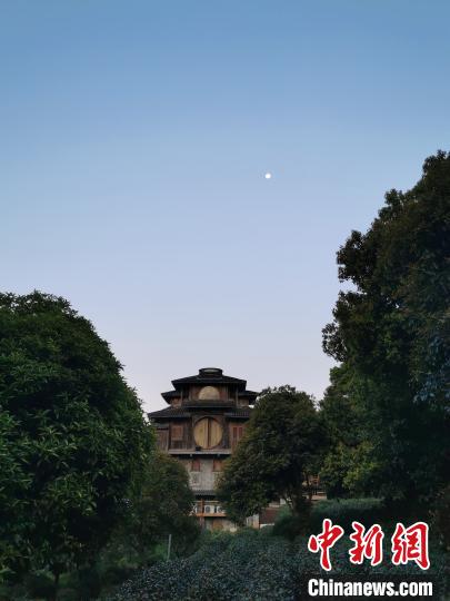 西湖景区现酷似“千与千寻”汤屋“网红”楼当地调查中
