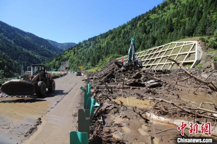 四川汶马高速突发泥石流灾害致道路中断目前已恢复半幅通行