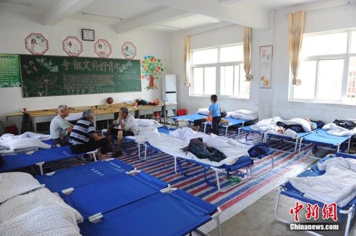 探访安徽内涝灾民：积水一人多深划皮划艇至安置点