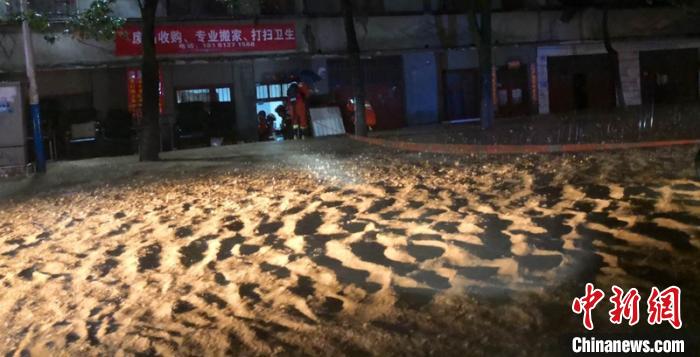 四川越西：暴雨突袭县城多处进水被淹消防紧急出动