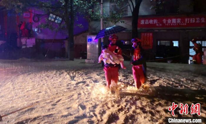 四川越西：暴雨突袭县城多处进水被淹消防紧急出动