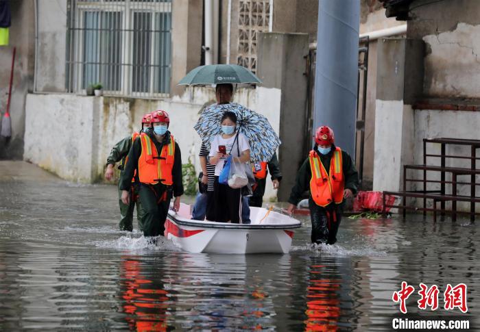 强降雨致湖北黄冈局地内涝消防疏散转移30余人