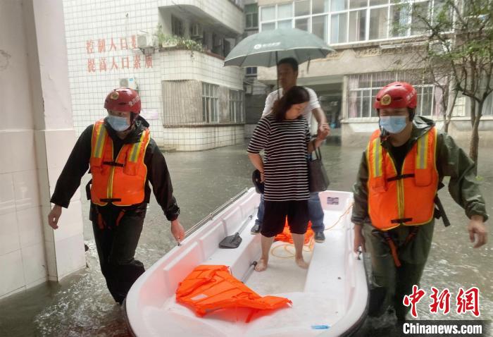 强降雨致湖北黄冈局地内涝消防疏散转移30余人
