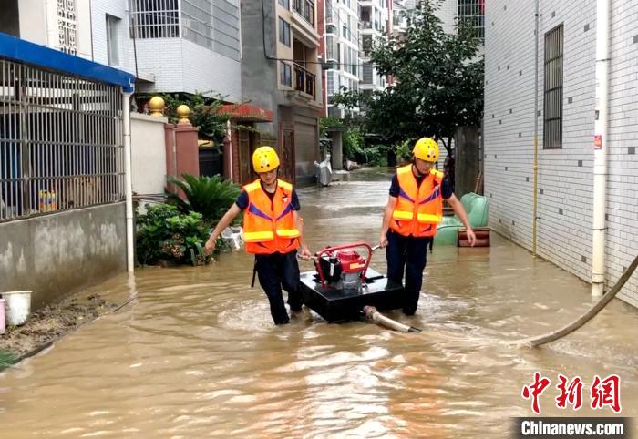 湖北罗田强降雨造成内涝消防紧急排险
