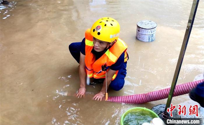 湖北罗田强降雨造成内涝消防紧急排险