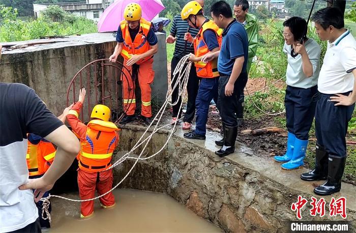 湖北罗田强降雨造成内涝消防紧急排险