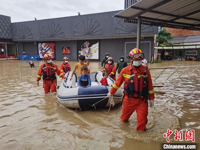 云南孟连：持续降雨致民房被淹消防成功救援7人