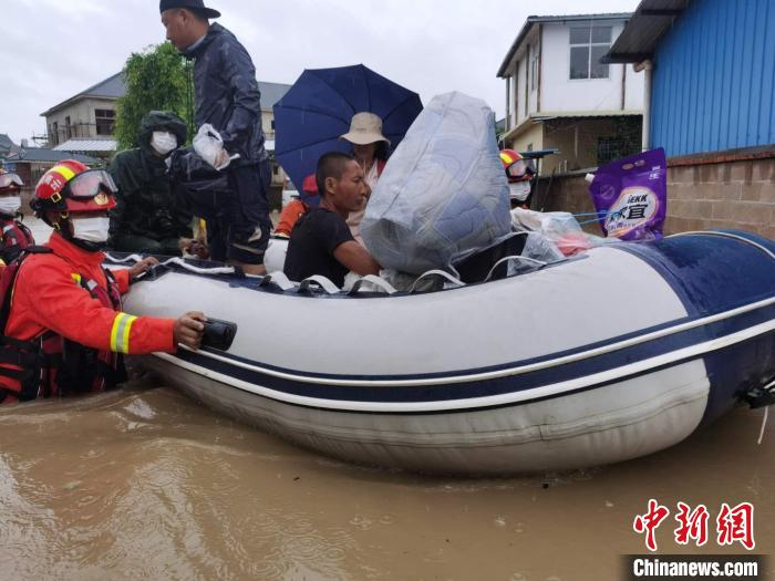 云南孟连：持续降雨致民房被淹消防成功救援7人