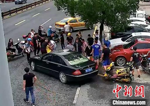 浙江义乌外卖小哥被卷入车底58秒内冲出19人抬车相救