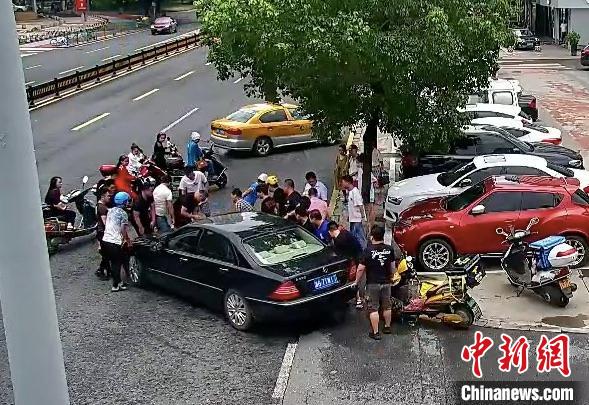浙江义乌外卖小哥被卷入车底58秒内冲出19人抬车相救