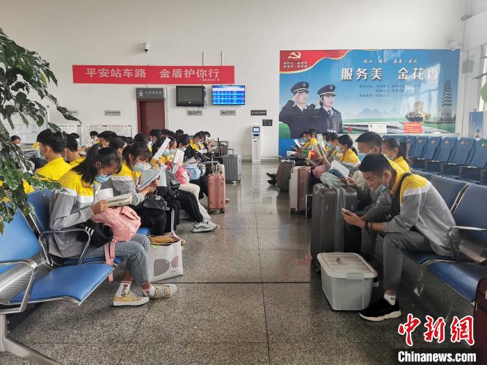 云南：动车送近300名山区学子赴考