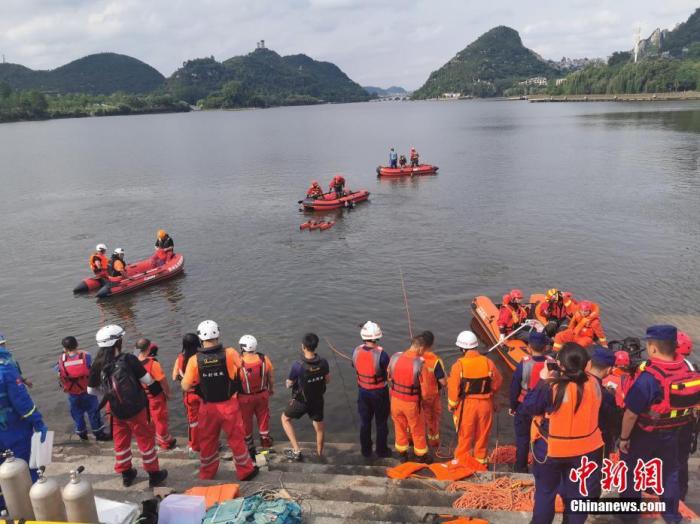 贵州安顺一公交车坠湖已致21人遇难15人受伤