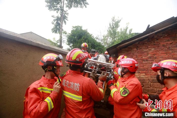 湖北黄梅一村庄山体滑坡搜救出6名被困者5人无生命体征