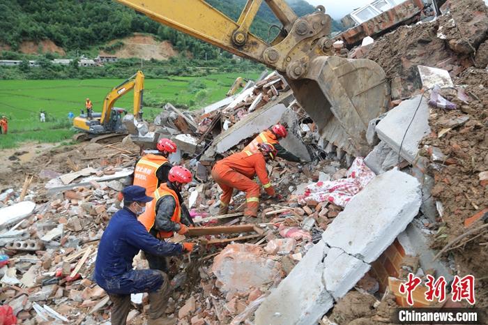 湖北黄梅一村庄山体滑坡搜救出6名被困者5人无生命体征