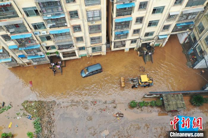 直击南昌湾里山洪暴发灾后现场：洪水齐腰深居民忙自救