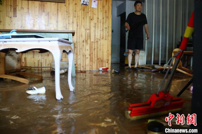 直击南昌湾里山洪暴发灾后现场：洪水齐腰深居民忙自救