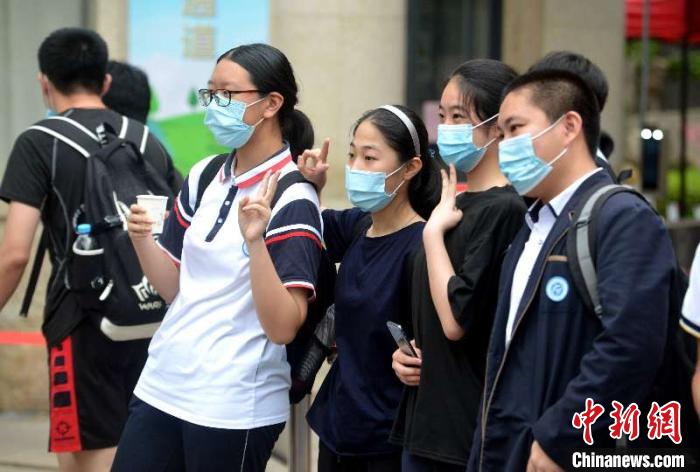 高考见闻：走出考点考生高喊“就像做梦一样”