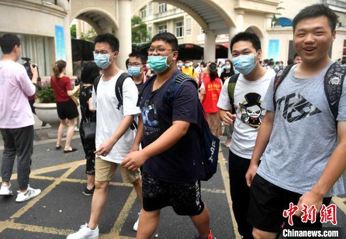 高考见闻：走出考点考生高喊“就像做梦一样”