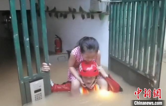 江西景德镇洪灾见闻：无论风雨多大我们在一起
