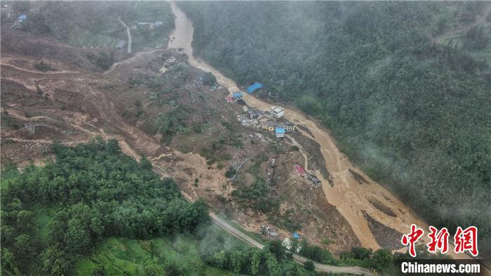 贵州松桃石板村发生山体滑坡已转移安置156人救出6人