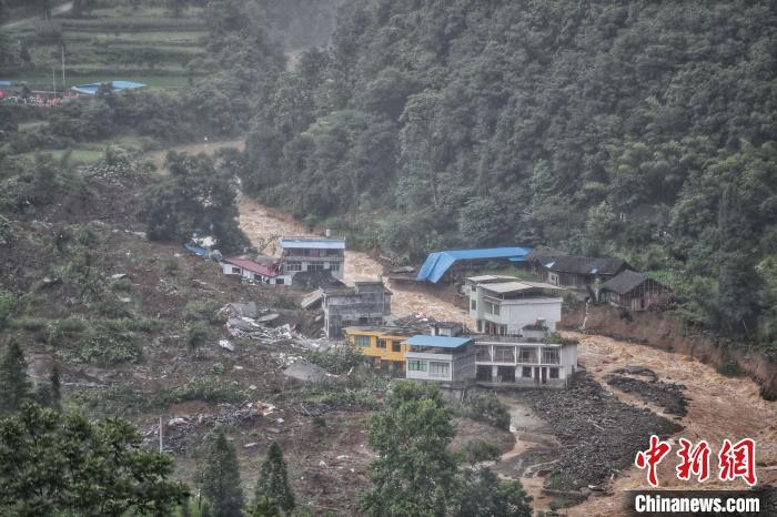 贵州松桃石板村发生山体滑坡已转移安置156人救出6人