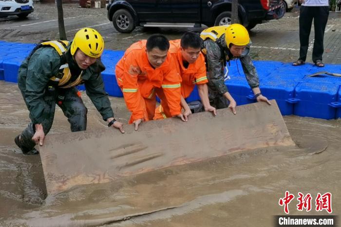 安徽歙县：消防员清淤排水为考生清理进场通道