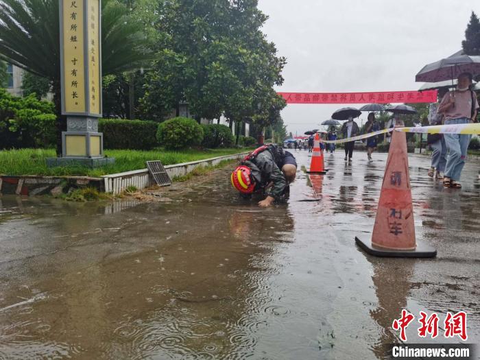 安徽歙县：消防员清淤排水为考生清理进场通道