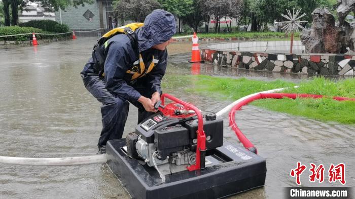 安徽歙县：消防员清淤排水为考生清理进场通道