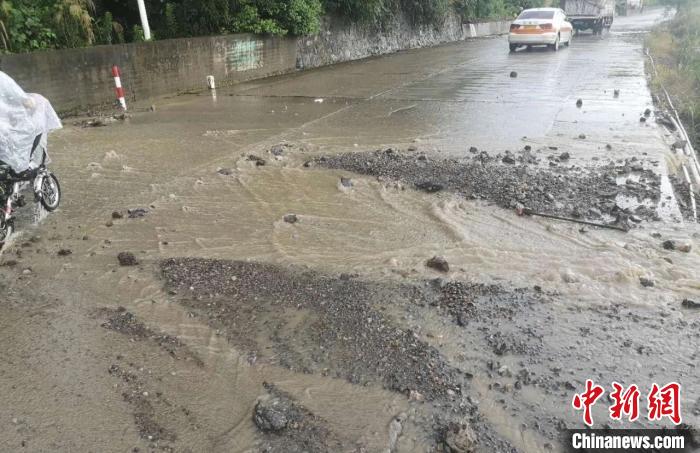 浙江宁波发生多点位泥石流公路部门紧急抢险