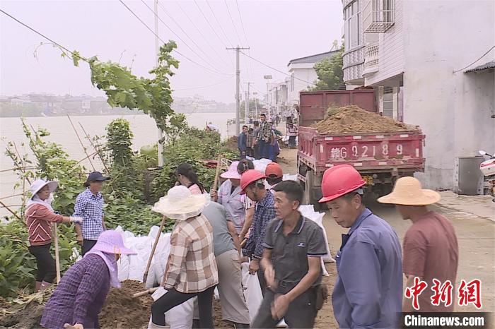 江西彭泽芙蓉河河水上涨迅猛当地近千干群上堤抗洪
