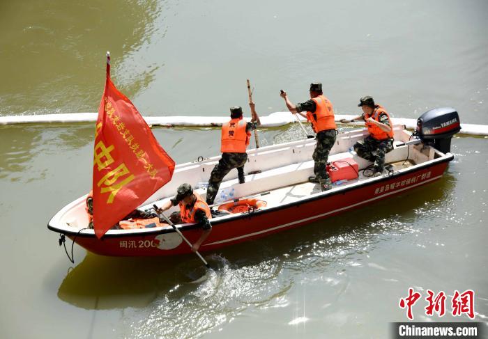福建龙岩新能源企业意外火情后续：武警阻击油污流出