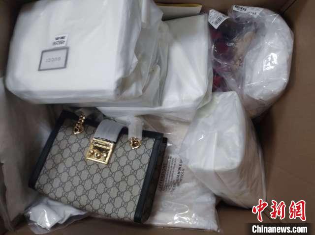 女子6年售逾3000万元假冒奢侈品携父母作案被捕