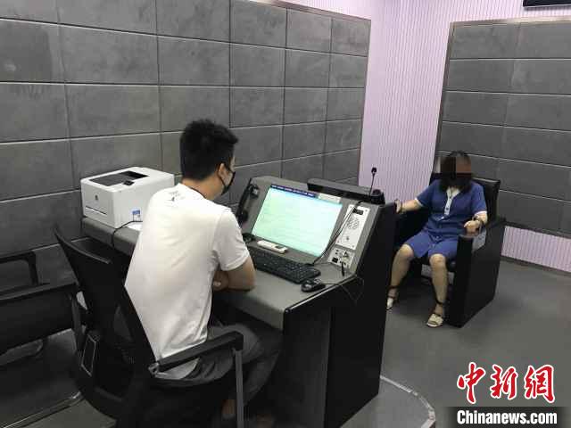 女子6年售逾3000万元假冒奢侈品携父母作案被捕