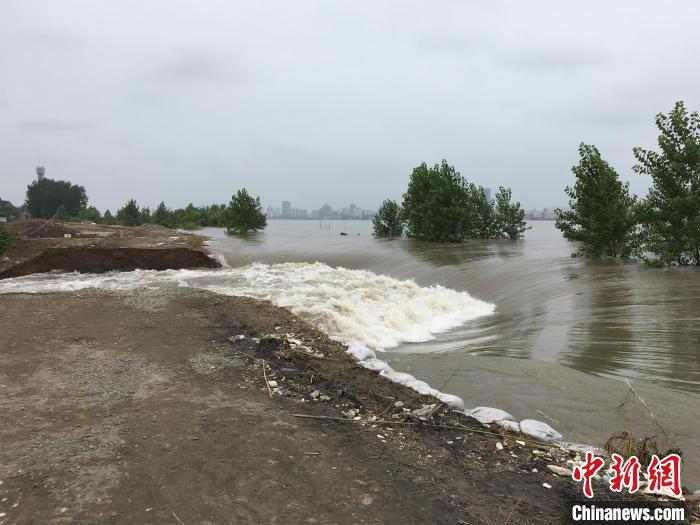 湖北村民自发守堤：“大堤保不住，家就保不住了”