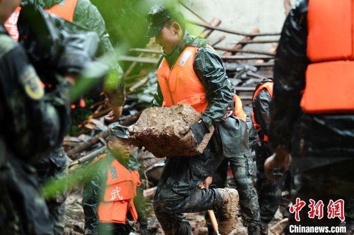 重庆江津发生山体滑坡武警官兵雨中搜救