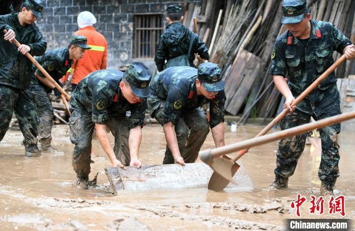 重庆江津发生山体滑坡武警官兵雨中搜救