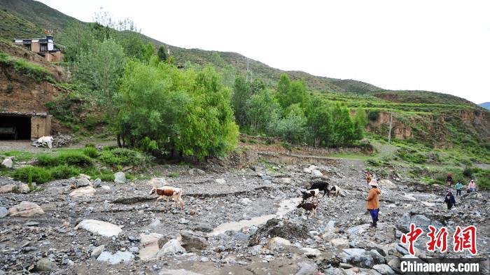 半年不通路成为历史这座西藏小山村将告别“行路难”