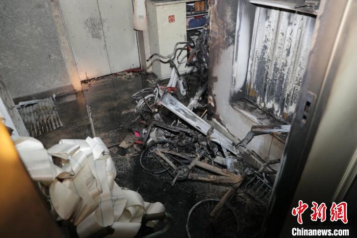 山西太原一高层建筑内电动车充电期间爆燃起火