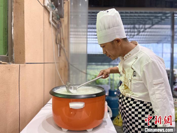 探访湖北恩施马者村“临时厨房”：多方相助食物充足