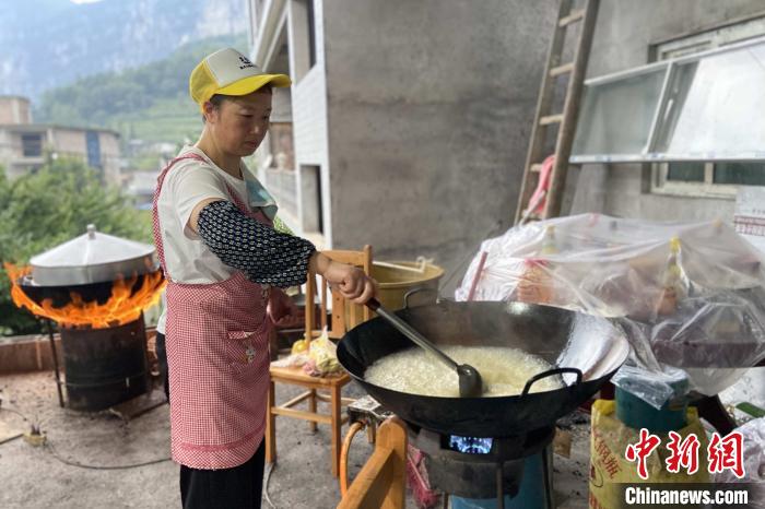 探访湖北恩施马者村“临时厨房”：多方相助食物充足