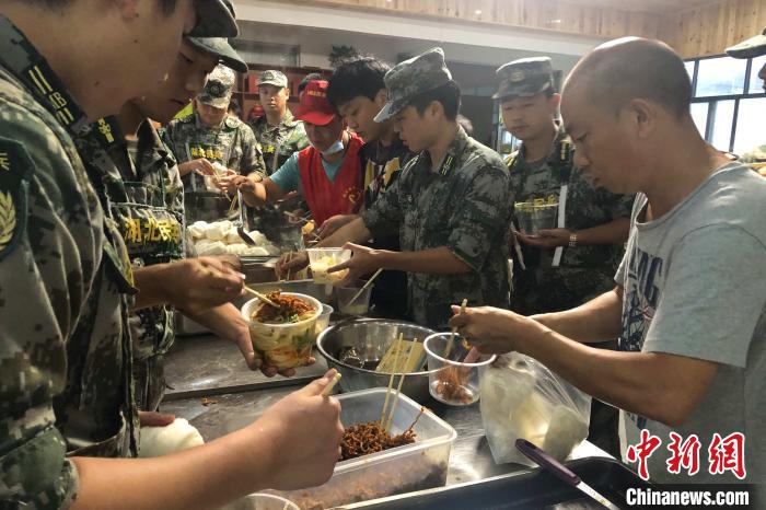探访湖北恩施马者村“临时厨房”：多方相助食物充足