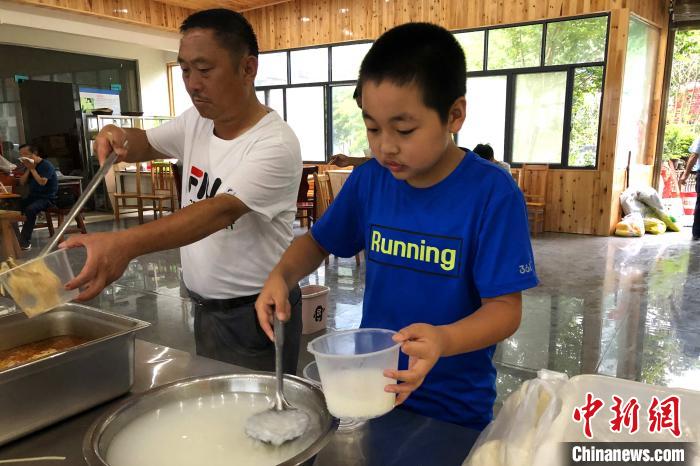 探访湖北恩施马者村“临时厨房”：多方相助食物充足